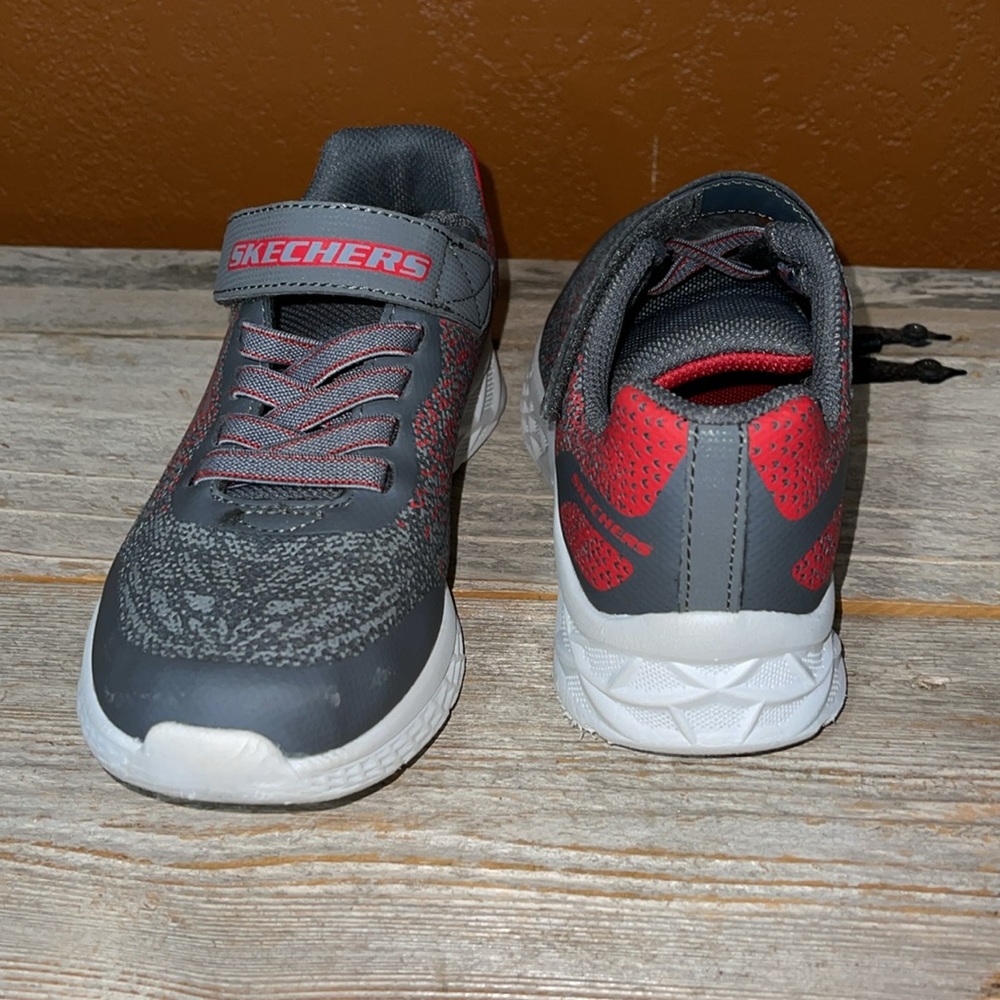 Skechers size 13.5 little boy’s sneakers - Picture 11 of 13